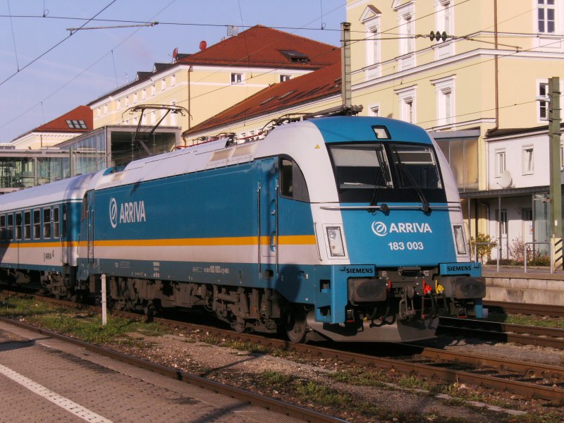 BR 183 003 von Arriva mit zwei Wagen
wartet auf den Alex 86007 von Hof nach Mnchen
am 17.10.20008 in Regensburg Hbf.