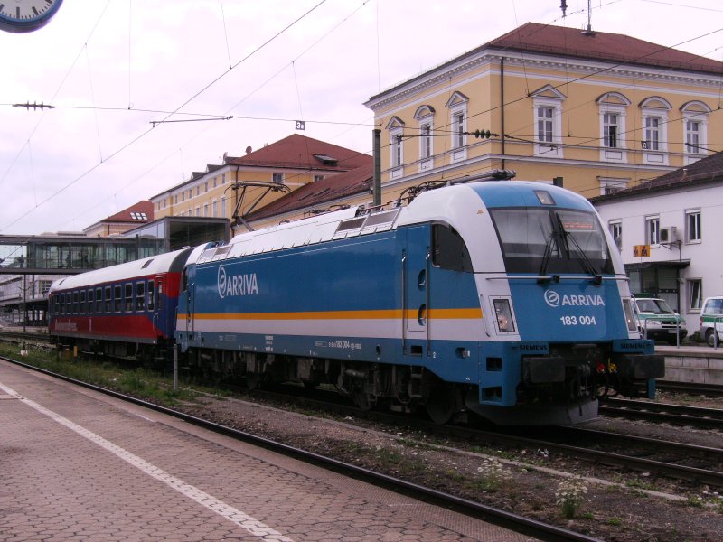 BR 183 004 von Arriva mit Schiedemeierwagen
am 26.08.2008 wartet auf den Zug
nach Mnchen.