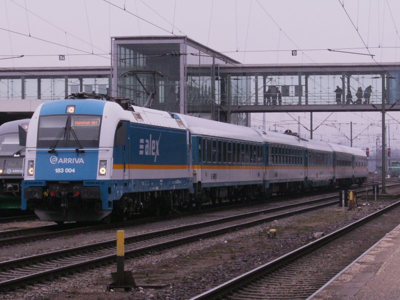BR 183 004 wartet am 25.03.2009 mit Alex 37982
auf den Alex 354 in Regensburg.