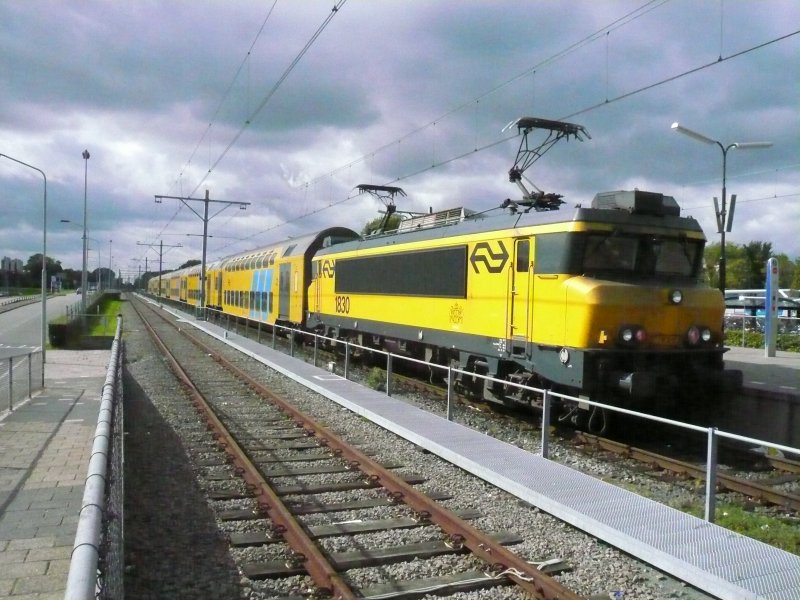 Br 1830 mit Doppelstockzug nach Amsterdam Cetraal am 19.9.2007 in Enkhuizen