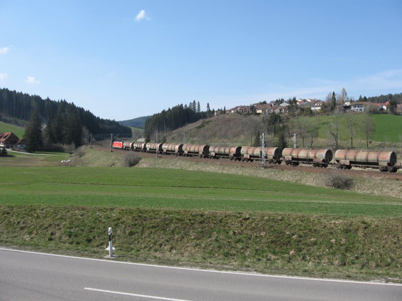 BR 185 *** mit dem CSQ 47780 kurz hinter St.Georgen/Schwarzwald am 10.4.07
