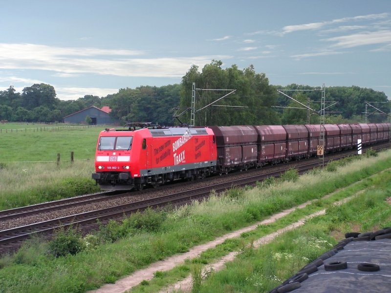 BR 185 003-2 zieht am 4.6.07 einen Ganzzug auf der KBS 380 Richtung Bremen.