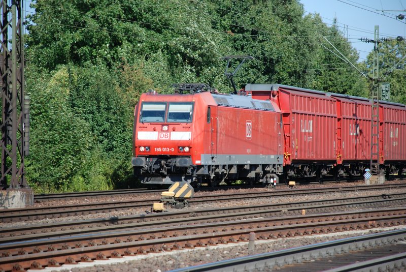 BR 185 013-3 vor einem Daimler-Zug in Asperg am 5.08.2008.