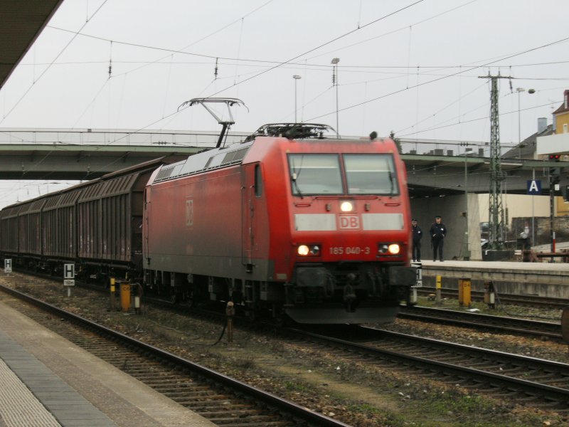 BR 185 040-3 fhrt mit Gterzug am 31.03.2009
durch den Bahnhof von Regensburg.