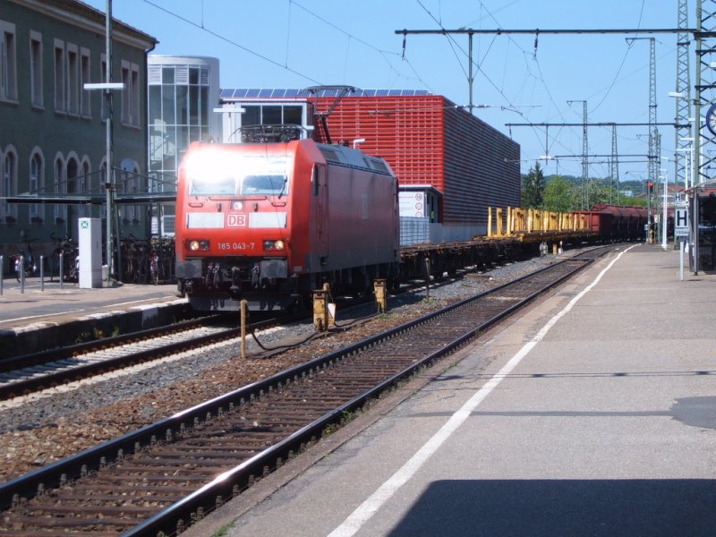 BR 185 043-7  glnzte  in der Sonne...Augenommen wurde sie in Aalen, am 19.05.07. Dies ist ein Umleiter-Gterzug ber die Remsbahn Richtung Stuttgart!