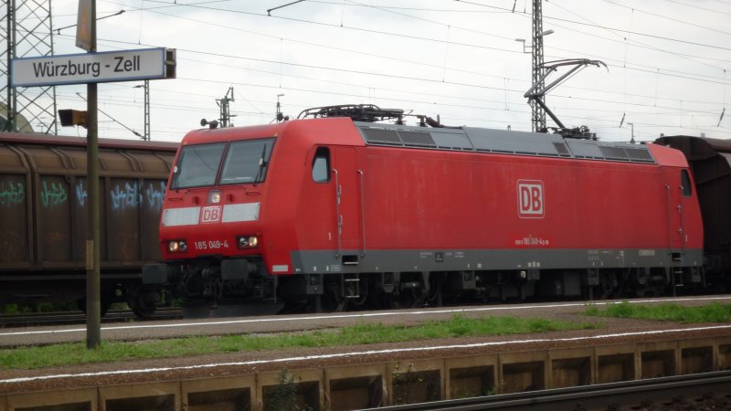 BR 185 049-4 steht mit einem Gterzug bestehend aus Schiebewandwagen in Wrzburg Zell vor den Einfahrsignalen zum Gterbahnhof Wrzburg.