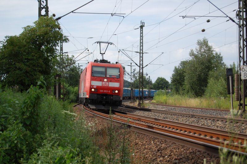 Br 185 053-6 mit einem Mllcontainerzug am 17.07.09 bei der Einfahrt in den Bahnhof Rosenheim (Oberbayern).