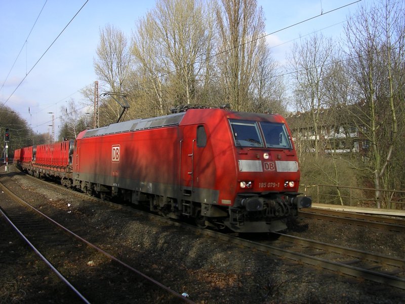 BR 185 079-1 am Haken einen GZ beladen mit Rundstahl-Rollen.
(25.02.2008)