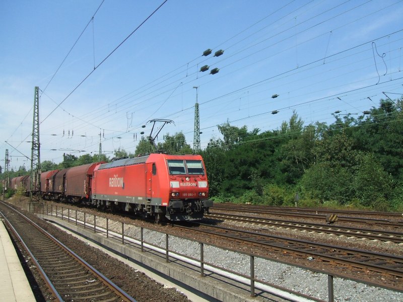 BR 185 084-4 fhrt mit einen Gterzug in Bochum Langendreer West
Richtung Dortmund.Der Gterzugverkehr fhrt parallel am S-Bahnhof
West vorbei.(06.08.2007)
 