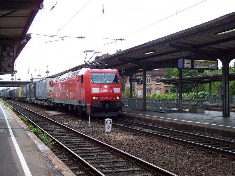 Br 185 090 fhrt mit einem Gz durch Weinheim(Bergstr) am 27.8.2005