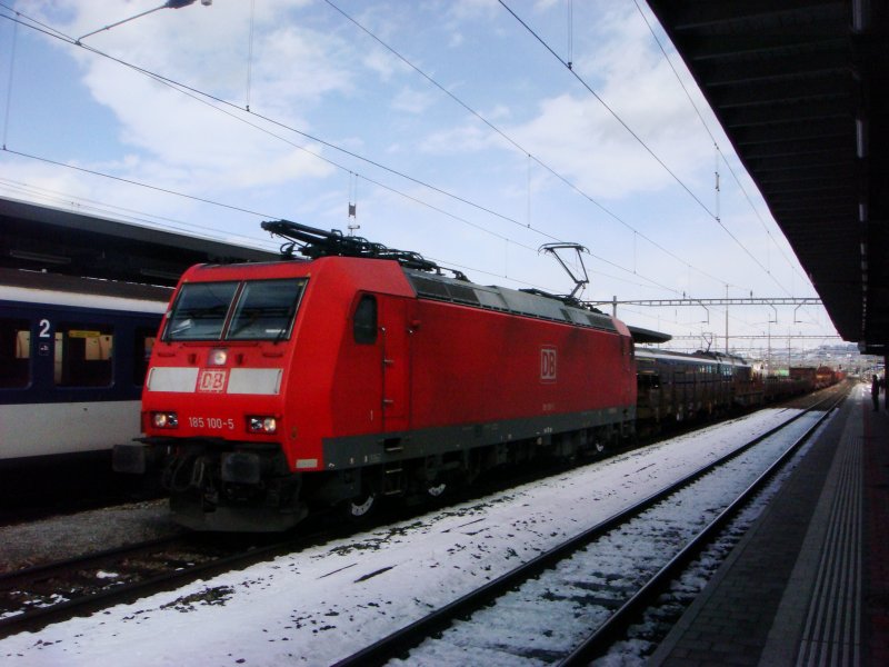 BR 185 100 fhrt mit einem GZ am 25.03.2008 durch Rotkreuz.
