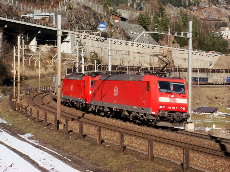 BR 185 124 und -141 mit GZ in der Wattingerkurve bei Wassen am 24.01.2008 