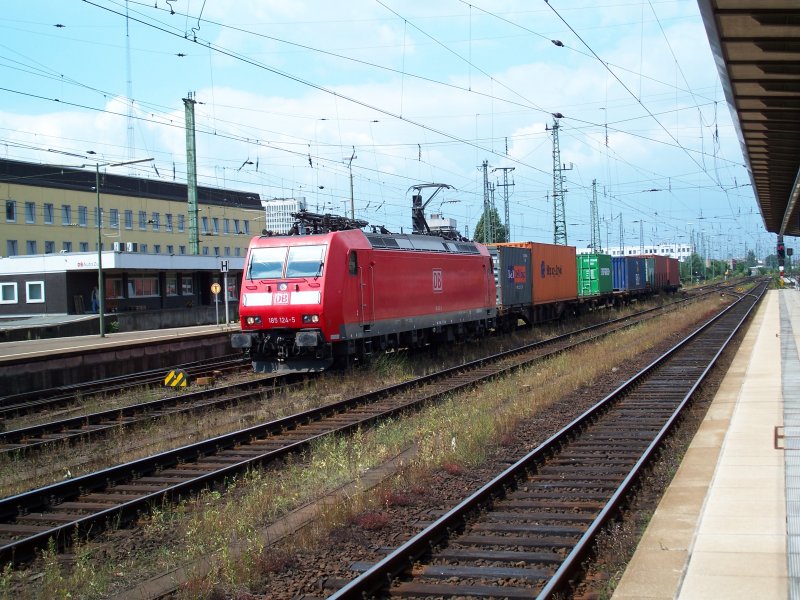 Br 185 124-5 durchfhrt den Bremer Hbf mit ein paar Containern (25.7.2007)