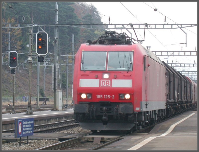 BR 185 125-2 der DB fhrt mit einem Ganzzug mit Coilswagen vom Gotthard her durch den Bahnhof Arth Goldau. (10.11.2006)