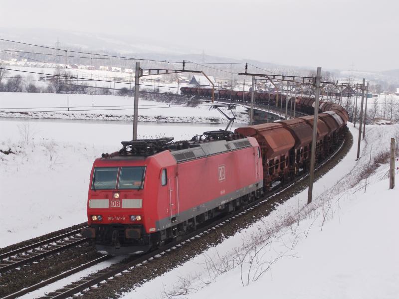 Br 185 141-9 berquert am 16.2.05 mit einem Kieszug die Reussbrcke zwischen Oberrti und Rotkreuz