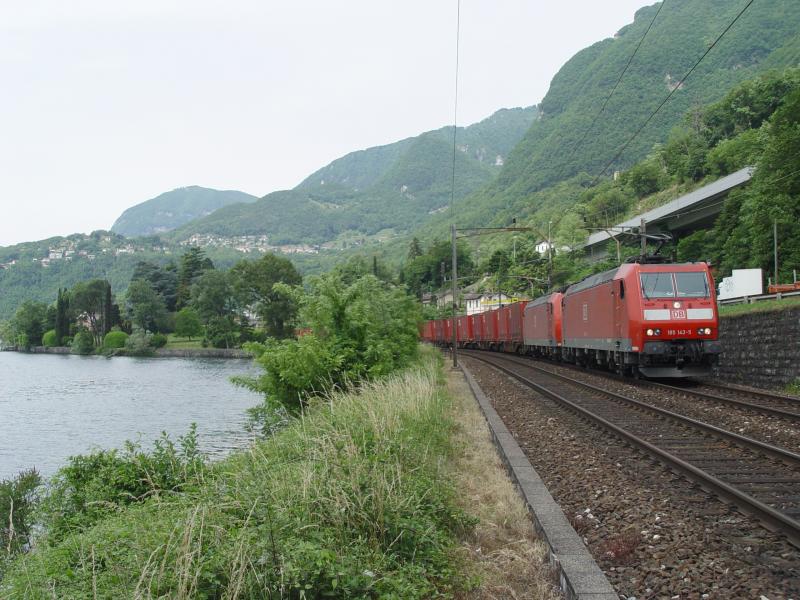 Br 185 143-5 und eine weitere Br 185 am 5.6.05 zwischen Maroggia und Capolago

