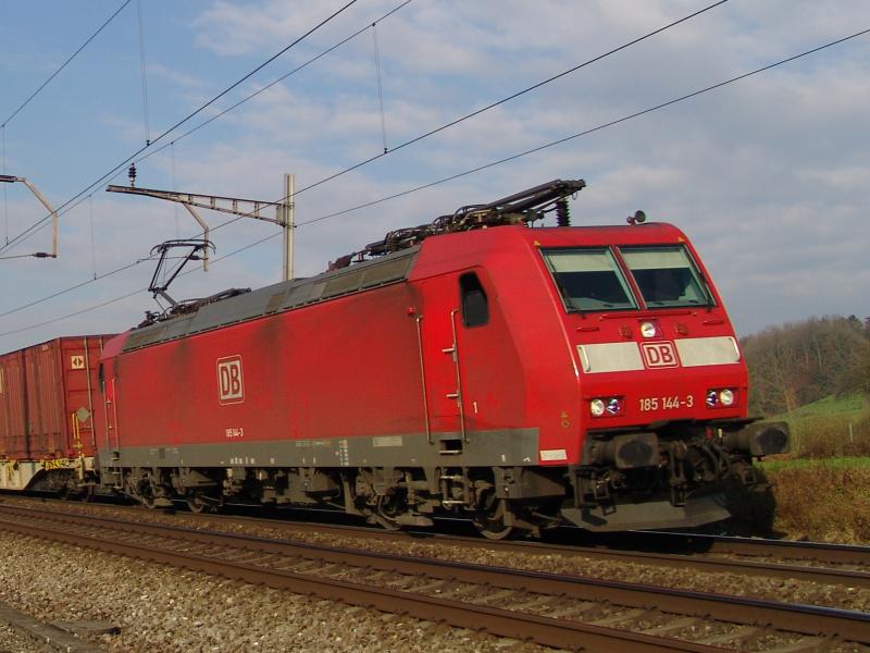Br 185 144-3 am 26.11.04 bei der Reussbrcke zwischen Oberrti und Rotkreuz