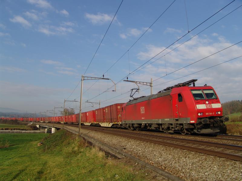 Br 185 144-3 mit einem roten Containerzug am 26.11.04 bei der Reussbrcke zwischen Oberrti und Rotkreuz