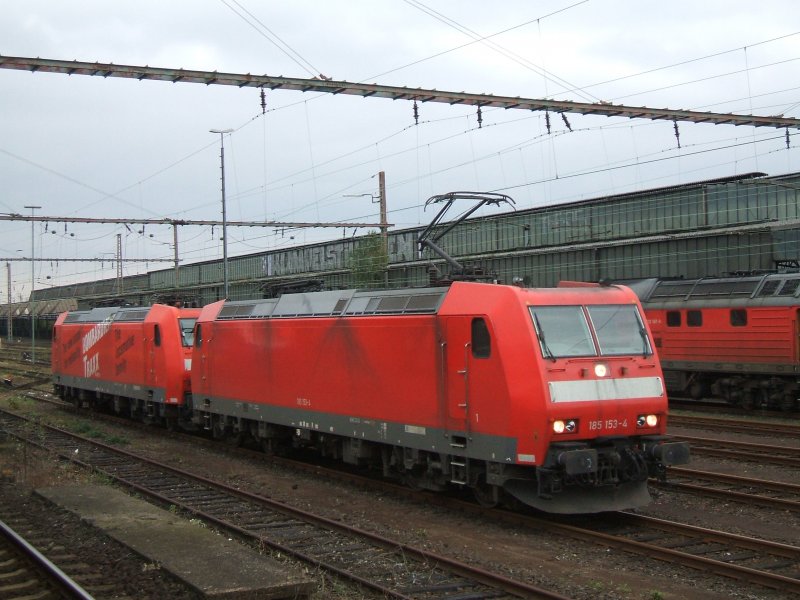 BR 185 153-4 aufgebgelt mit BR 185 002-3 kalt in Wanne Eickel Hbf. (03.10.2007)