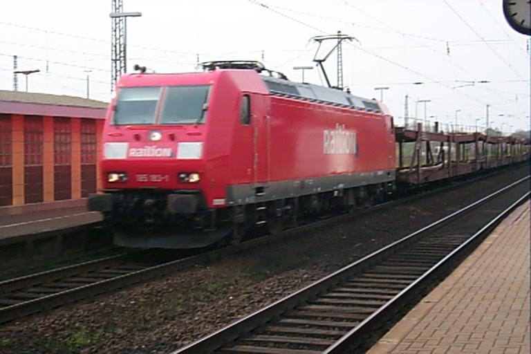 BR 185 183-1 der RaiLion durchquert am Nachmittag des 16.4.05 den Bahnhof  Nienburg (Weser) 