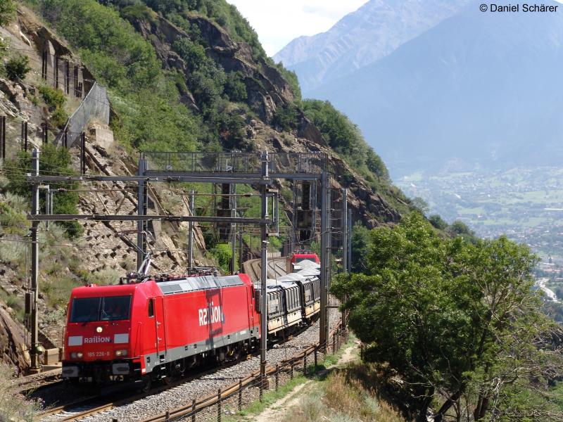 Br 185 226-8 am 12.7.05 kurz vor Lalden