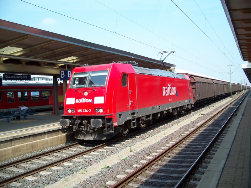 Br 185 234 durchfhrt Barunschweig Hbf richtung Hannover (6.8.2007)