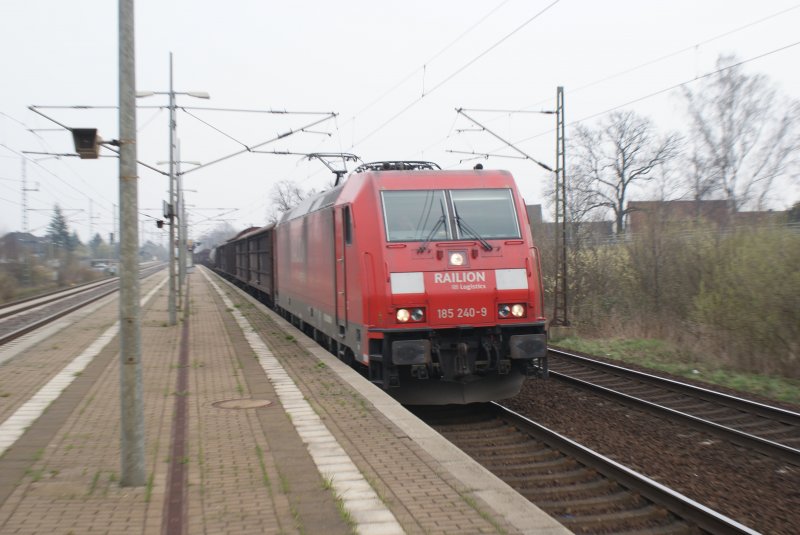 BR 185 240-9 bei der Durchfahrt des Bahnhofes Dedensen/Gmmer in Richtung Wunstorf am 04.04.2009