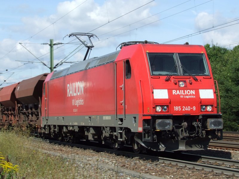 BR 185 240-9 zieht einen Gterzug durch Tamm (Wrtt.) in Richtung Kornwestheim Gbf am 26.08.2008.