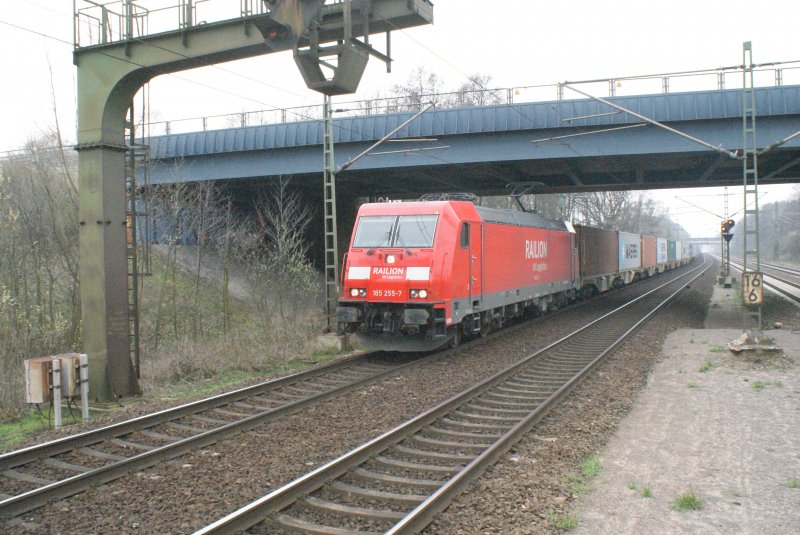 BR 185 255-7 durchfuhr am 04.04.2009 den kleinen Bahnhof Dedensen/Gmmer in Richtung Seelze.