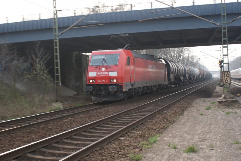 BR 185 275-5 mit Kesselwagen bei der Durchfahrt des Bahnhofes Dedensen/Gmmer in Richtung Seelze am 04.04.2009