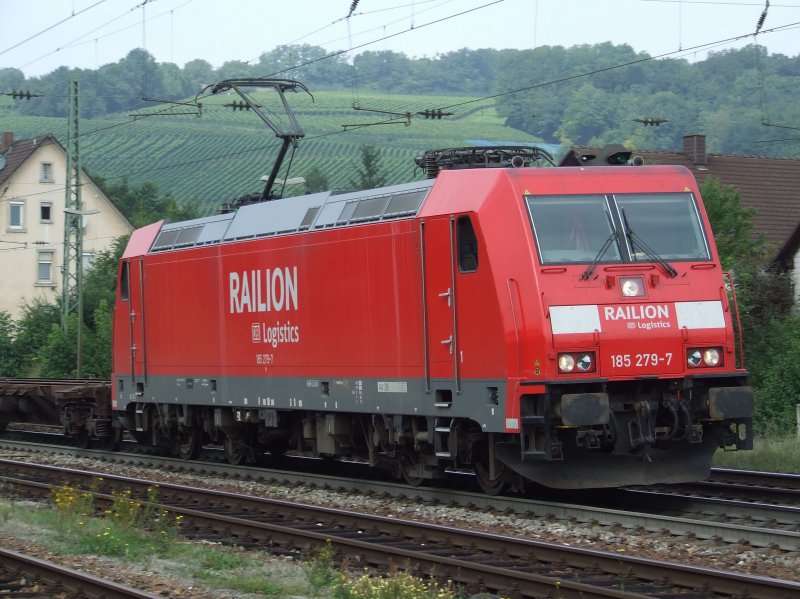 BR 185 279 zieht einen Gterzug durch Efringen-Kirchen am 28.08.2008.