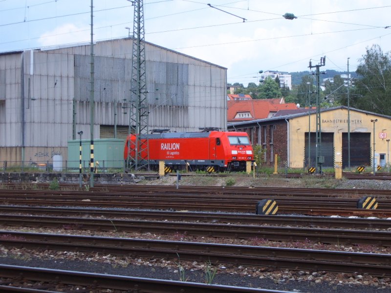 BR 185 283-9 steht am 10.05.07 abgebgelt im Aalener Bahnhof.