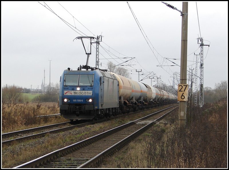 Br 185 510-5 von TX-Logistik mir einem Kesselzug beim verlassen von Rostock. Aufgenommen am 6.1.2007

