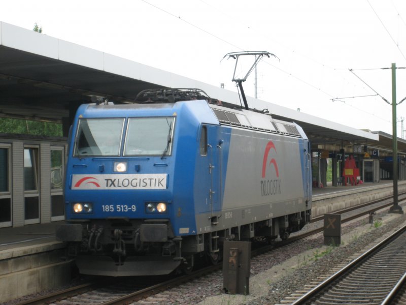 BR 185 513-9 fhrt durch den Braunschweiger HBF durch