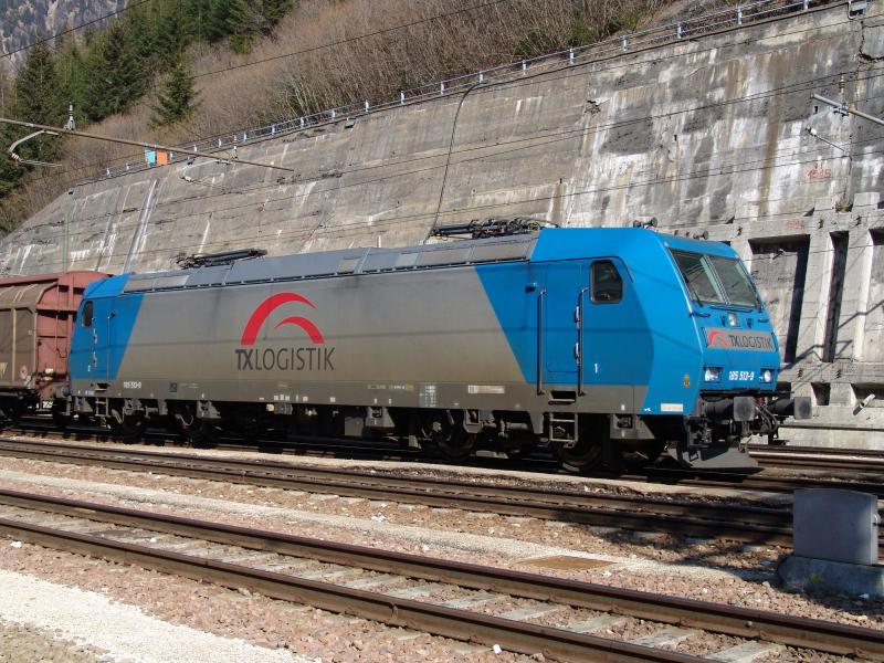 Br 185 513-9 der TXL am 2.4.05 im Bahnhof Brenner