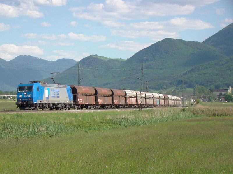 Br 185 529-5 von LTE zieht den sonnt�glichen Schlackezug durchs Chiemgau