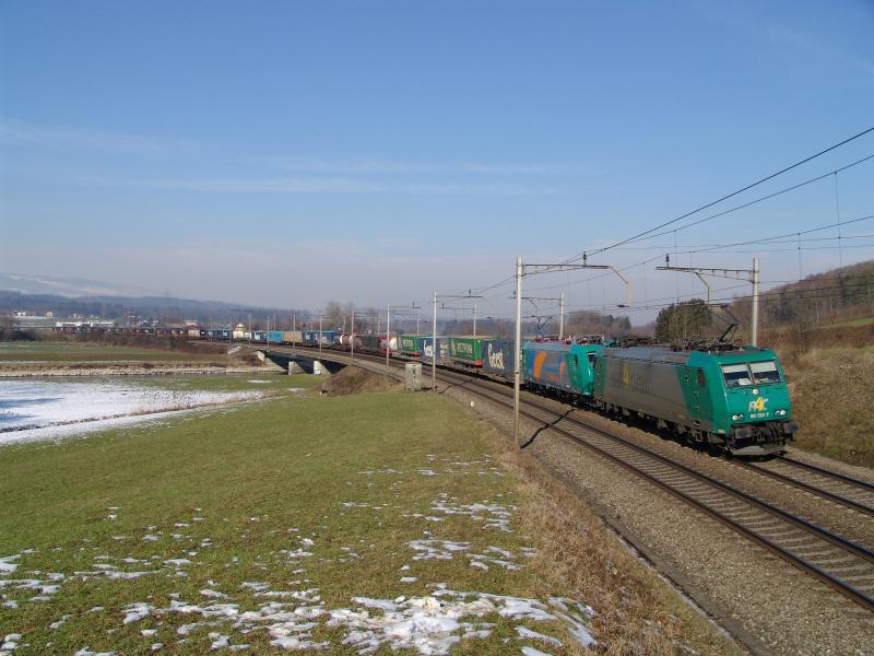Br 185 533-7 und Br 185 541-0 (mit Werbe Lackierung) berqueren am 8.2.05 gerade mit ihrem Zug die Reussbrcke zwischen Rotkreuz und Oberrti