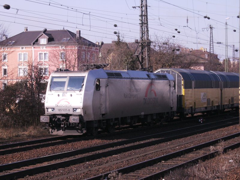 BR 185 537-8 mit Autozug nach Landshut am 
21.03.2009 bei Ausfahrt in Regensburg.