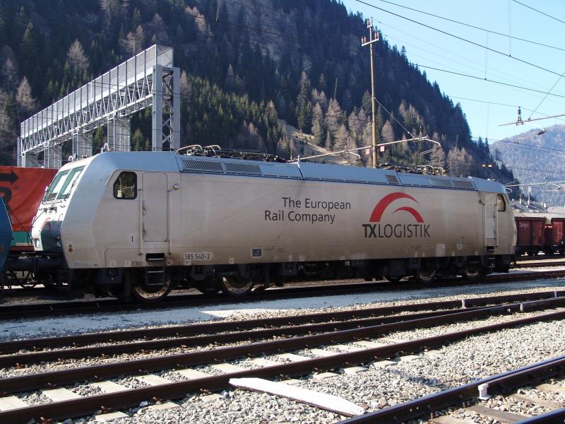 Br 185 540-2 der TXL am 2.4.05 im Bahnhof Brenner