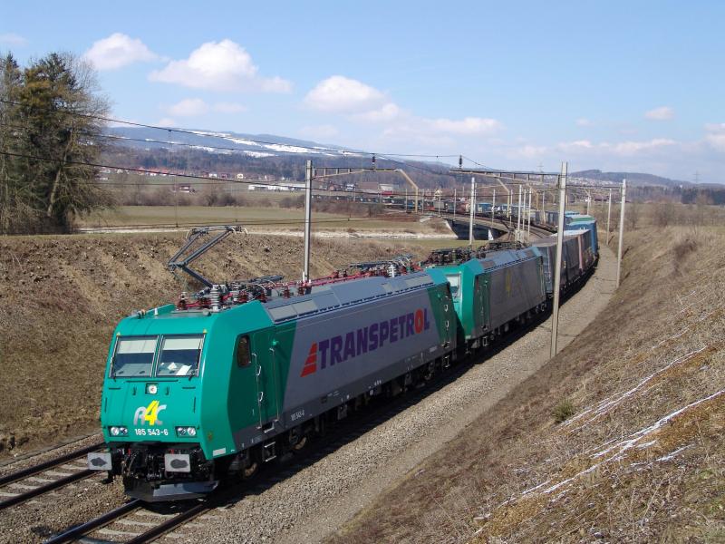 Br 185 543-6  TRANSPETROL  und eine weitere Br 185 der R4C berqueren am 13.3.05 die Reussbrcke zwischen Oberrti und Rotkreuz