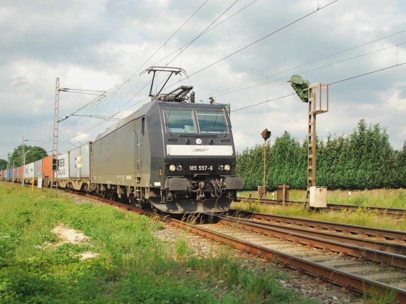 BR 185 557-6 MRCE geht am 16.6.09 mit einem Containerzug der TX-Logistik in die �berholung im ehem. Gbf Rohrsen.