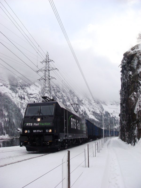 BR 185 574 der RTS unterhalb Gschenen am 12.11.2007