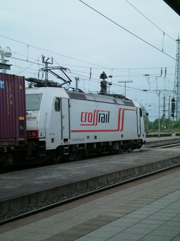 BR 185 Crossrail,hlt hier in Karlsruhe um den TGV nach Paris den Vortritt zu geben.10.05.09