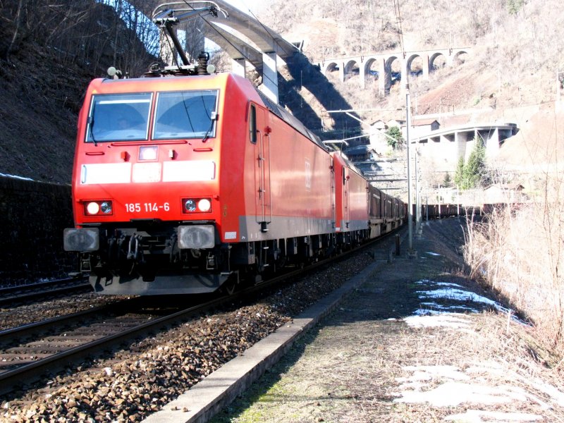 BR 185-Doppelpack mit GZ bei Giornico am 21.02.2009
