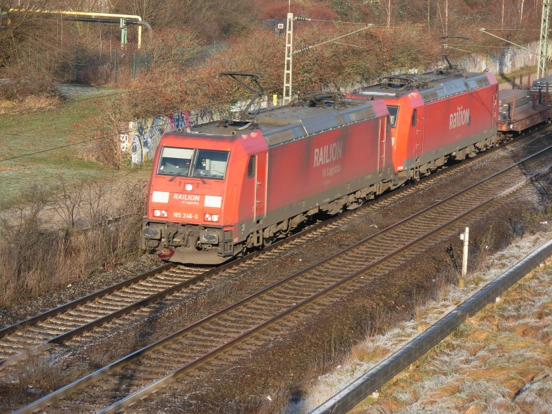 BR 185 im Doppelpack schleppen einen Stahl-Ganzzug am 02.01.2008 ber die Nokia-Bahn Richtung Bochum