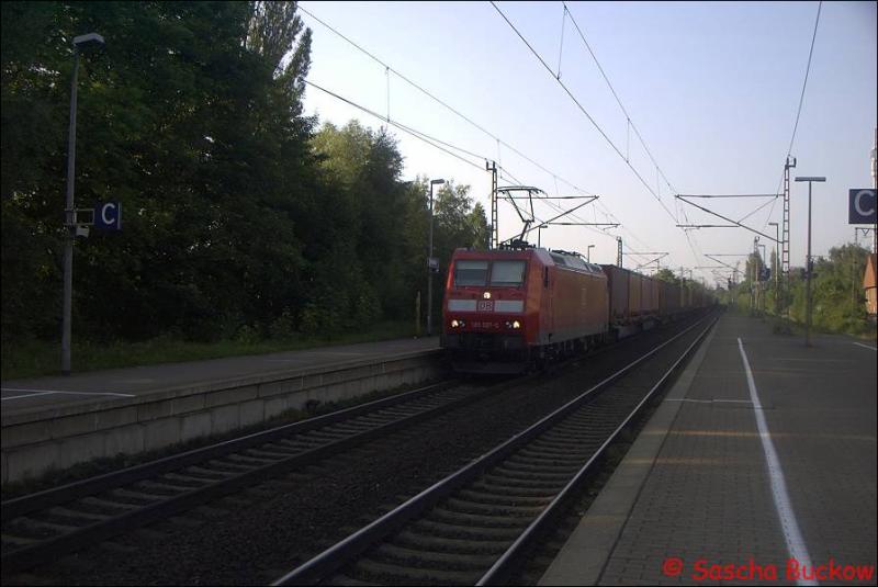 BR 185 durchfhrt am 29.5. mit GZ 45736 den Bahnhof Elmshorn in Richtung Flensburg.