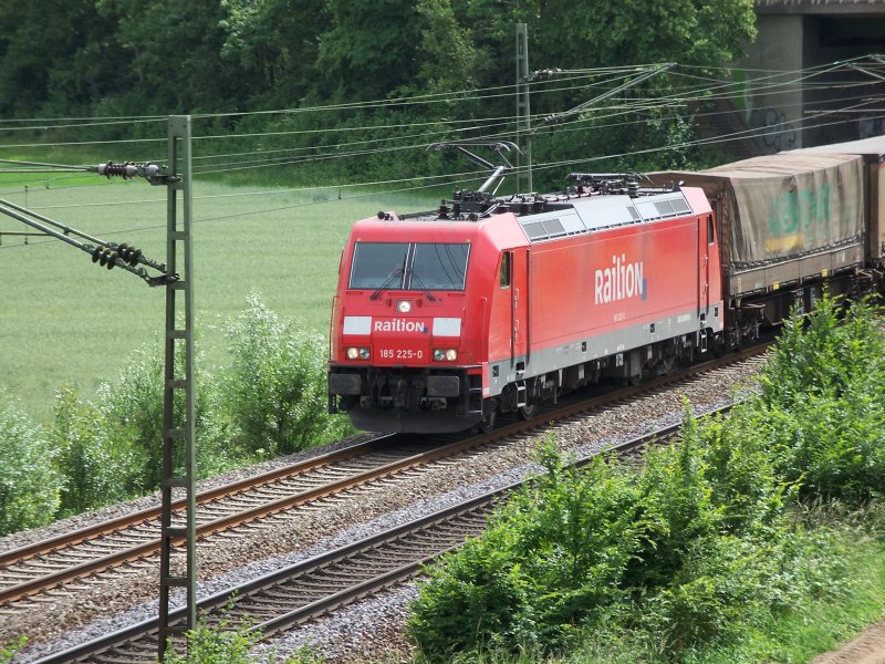 BR 185 mit GZ Richtung Frankfurt am Main am 26.05.07 bei Grosachsen - Heddesheim.