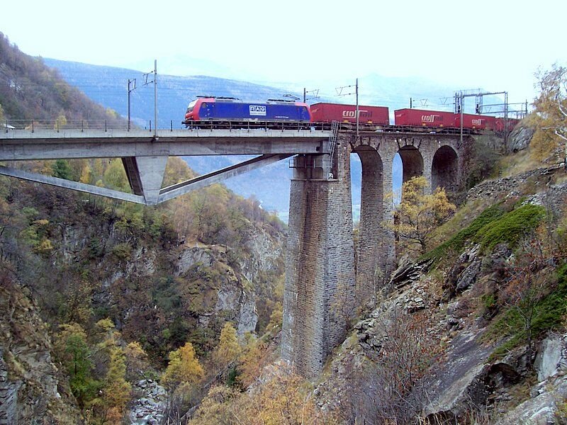 BR 185 RAG mit Containerzug fhrt am 09.11.2006 ber das Baltschieder-Viadukt nach Brig. Hier fhrt der Hhenweg nicht ber das Bahnviadukt, sondern ein Stck taleinwrts durch zwei Tunnel und ber zwei Hngebrcken.