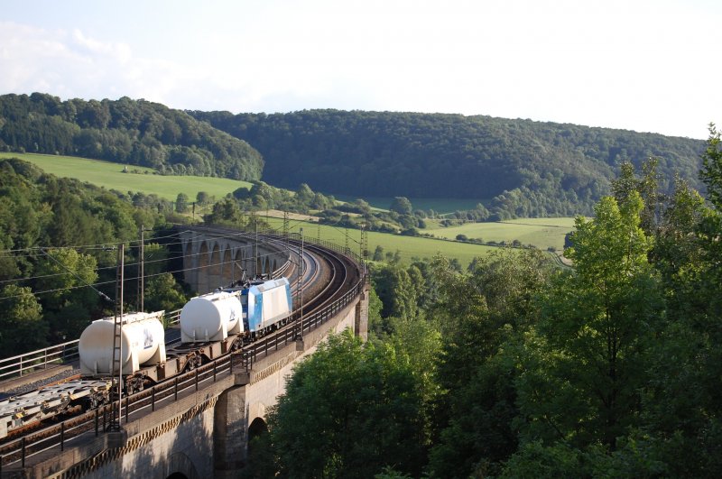 Br 185 Tx-Logistik mit Transped-Zug Verona-Wanne am 19.06.09 auf dem Bekeviadukt hinter Altenbeken