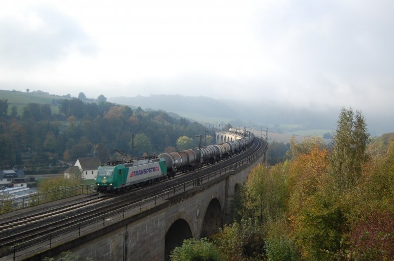Br 185 xxx von Rail 4 Chem  Transpetrol  �berquerte am 15.10.2009 mit einem Kesselwagenzug von Ruhrort nach Gro�korbetha den Bekeviadukt in Altenbeken.